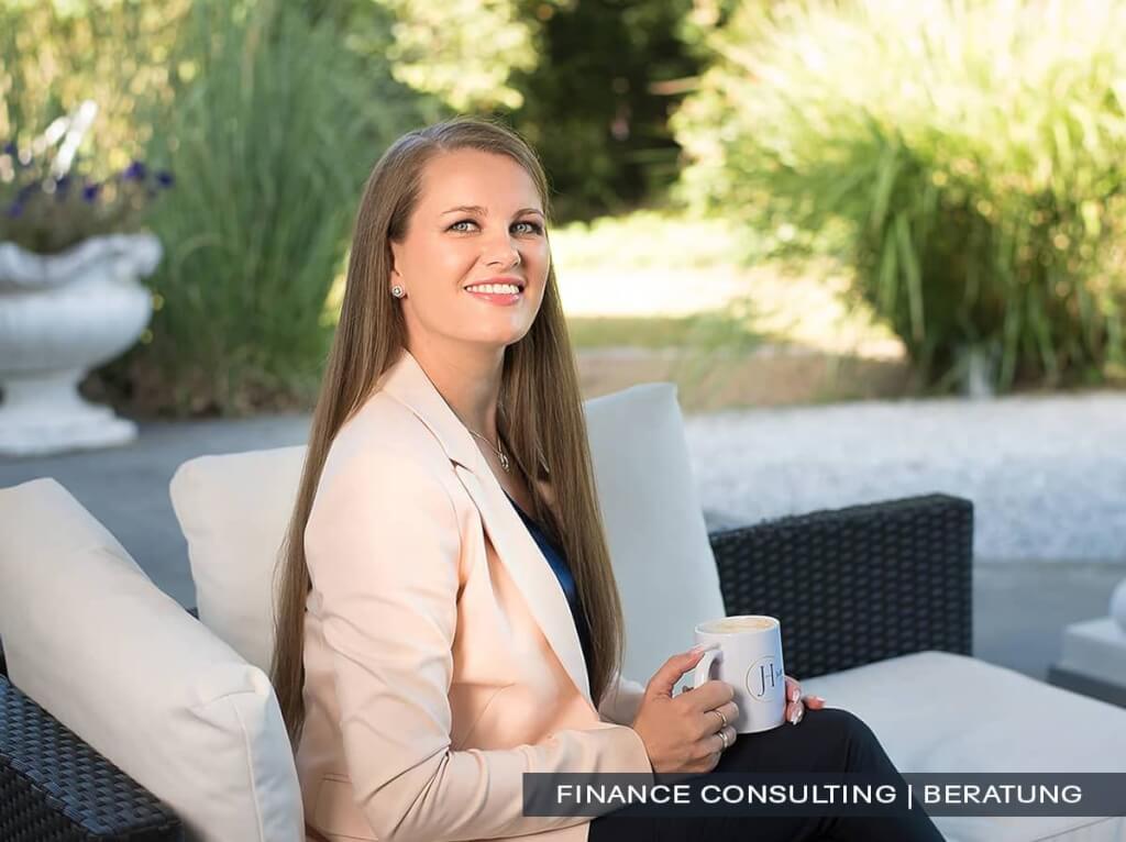 Elegantes Business-Portrait einer Finanzberaterin mit Kaffeetasse in einer stilvollen Outdoor-Location, professionell fotografiert in Wuppertal von Josephine Scharrer