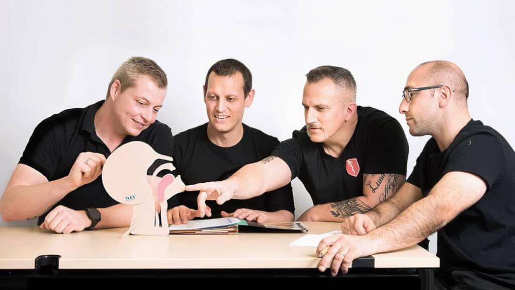 Lebendige Corporate-Reportage einer aktiven Team-Interaktion während einer fachspezifischen Schulungssituation, kreativ inszeniert von der Businessfotografin.