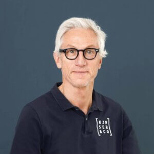 Professionelles Business-Portrait von Dr. Folker Kieser, Kieferorthopäde in Wuppertal, fotografiert im mobilen Studio vor Ort von Josephine Scharrer