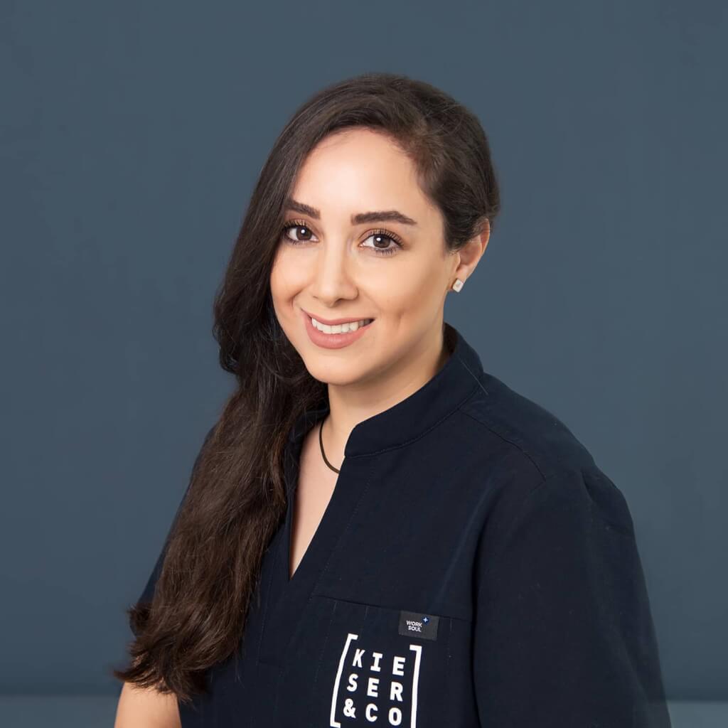 Professionelles Business-Portrait von Dr. Niloofar Hojabri, behandelnde Kieferorthopädin bei Kieser & Co. in Wuppertal, fotografiert von Josephine Scharrer