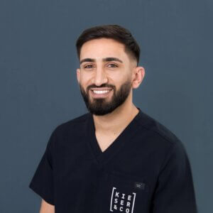 Modernes Mitarbeiterfoto eines Teammitglieds im professionellen Arbeitsoutfit, perfekt ausgeleuchtet im mobilen Fotostudio für ein einheitliches Firmen- und B2B-Kanzlei-Shooting