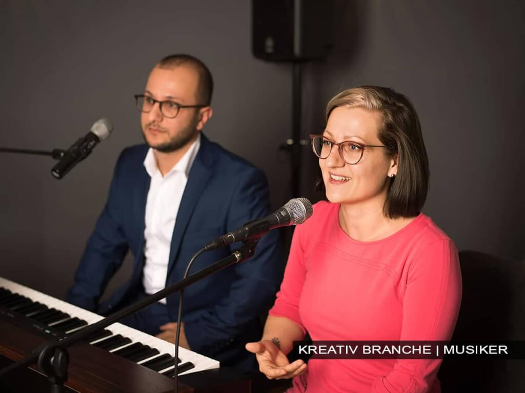 Professionelles Personal-Branding-Foto eines Musikduos (Sängerin und Keyboarder) bei einem Live-Auftritt oder einer Studio-Session, authentisch fotografiert in Wuppertal von Josephine Scharrer
