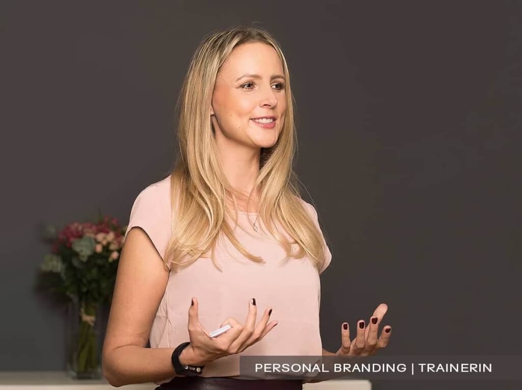 Lebendiges Business-Portrait einer Trainerin und Speakerin während eines Vortrags oder Seminars, im mobilen Studio vor Ort fotografiert von Josephine Scharrer in Wuppertal