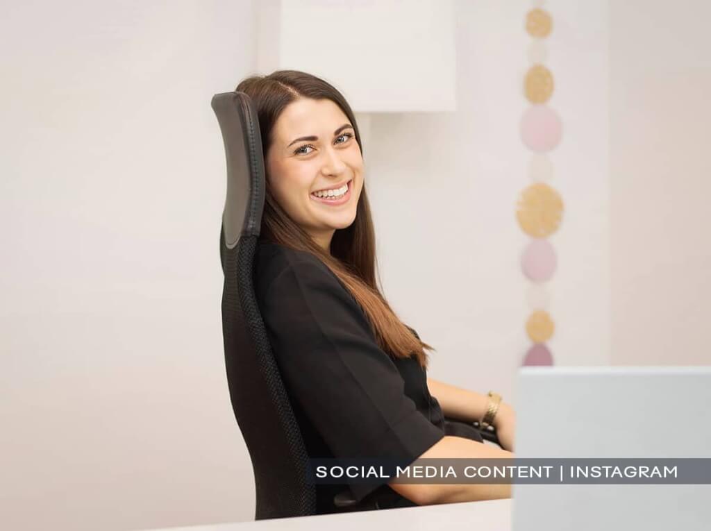 Sympathisches Personal-Branding-Portrait einer Unternehmerin am Schreibtisch für Social Media und Instagram, modern fotografiert in Wuppertal von Josephine Scharrer