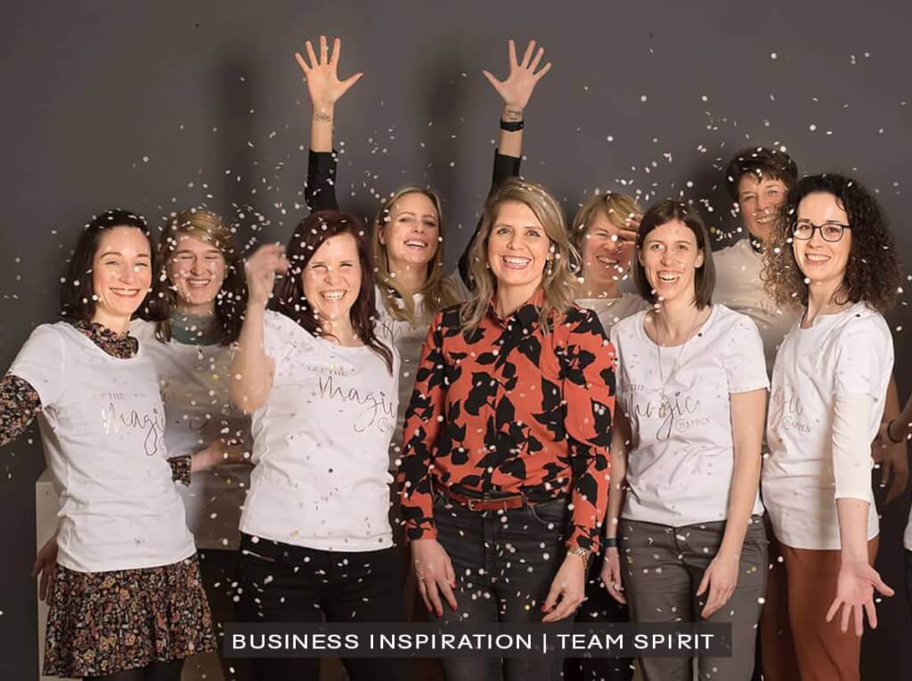 Dynamisches und emotionales Gruppenfoto mit Konfetti von einem Frauen-Business-Workshop, authentisch und lebendig fotografiert in Wuppertal von Josephine Scharrer